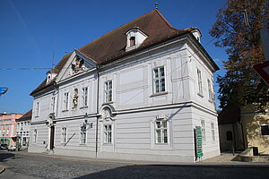 Langenlois, barockes Rathaus, im 19. Jahrhundert umgebaut