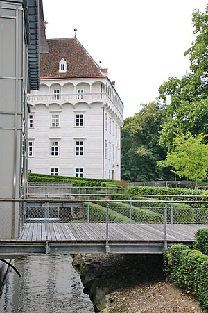 Schloss Pottenbrunn, bestehend aus im Kern mittelalterlicher Burg mit Bergfried ("Altes Schloss") und Wohnschloss, Mitte 16. Jh.