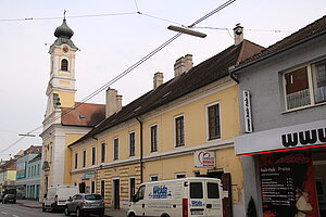 Stockerau, Hauptstraße Nr. 52/54: Ehem. Bürgerspital, sog. Stöckelkaserne, daran anschließend die ehem. Bürgerspitalkapelle