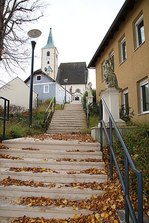 Tulbing, Kirchenaufgang mit Skulpturengruppen Geheimnisse des schmerzhaften Rosenkranzes, 1735