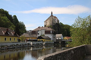 Raabs an der Thaya, Blick über die Thaya zur Burg Raabs