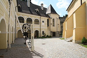 Gloggnitz, sog. Schloss Gloggnitz, ehem. Benediktinerkloster, Innenhof mit Arkaden, 1727-42