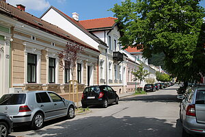 Langenzersdorf, Tutzgasse, typische einheitliche Verbauung mit späthistoristischen-sezessionistischen Reihenhäusern