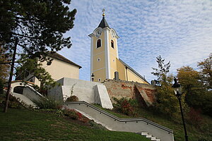 Nappersdorf, Pfarrkirche hl. Stephan, erhöht im Norden des Angers, um 1700 barockisiert und erweitert