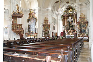 Ravelsbach, Pfarrkirche Mariae Himmelfahrt, Blick in das Kircheninnere mit einheitlicher Ausstattung aus der Bauzeit