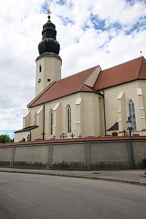 Wolfsbach, Pfarrkirche hl. Veit, spätgotische Hallenkirche mit vorgestelltem West-Turm, polygonaler Chor