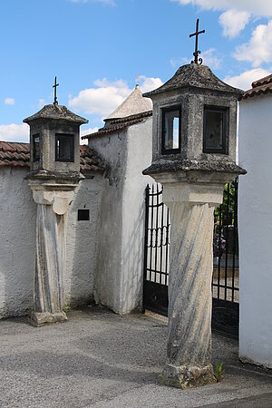 Zwettl, Propsteiberg, Friedhofsportal mit spätgotischen Lichtsäulen, um 1530