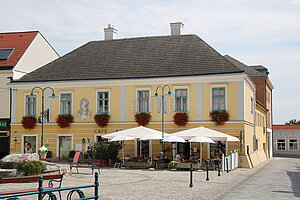 Zistersdorf, Kirchenplatz Nr. 15: 2. Hälfte 18. Jahrhundert, nische mit Maria Immaculata