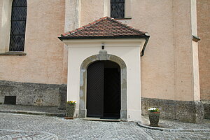 St. Johann in Engstetten, Pfarrkirche hl. Johannes der Täufer, Portalvorhalle, 1779 datiert