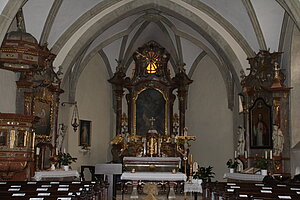 Ebreichsdorf, Pfarrkirche hl. Andreas, Blick gegen den Altarraum