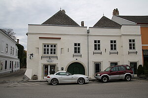 Neulengbach, Rathausplatz 14, sog. Reichelhaus, urk. 1460 (?), spätmittelalterlicher Bau mit Grabendach