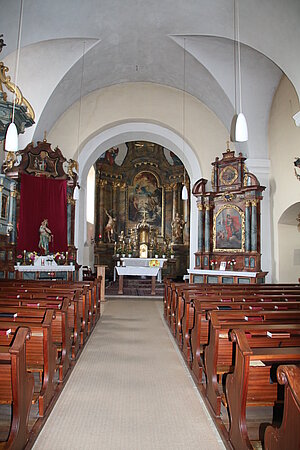Petronell-Carnuntum, Pfarrkirche hl. Petronilla, Blick in das Kircheninnere