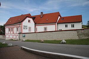 St. Valentin-Landschach, Pfarrhof, frühbarocke Anlage, im 20. Jh. stark erneuert