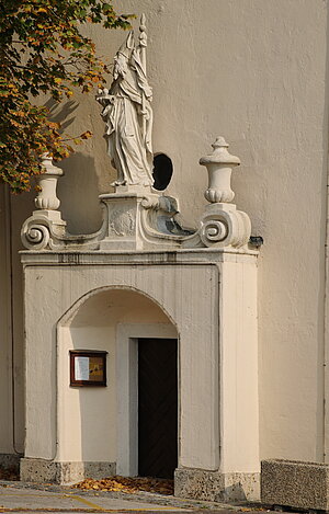 Traiskirchen, Pfarrkirche hl. Margaretha, im Kern gotische Hallenkirche - barocker Bau nach Plänen von Matthias Gerl, 1774 geweiht