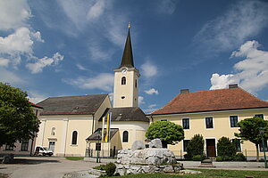 Absdorf, Hauptplatz mit der Pfarrkirche hl. Mauritius