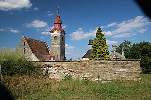 Kühnring, Ensemble von Pfarrkirche und Karner, von Friedhof mit Umfassungsmauer umgeben