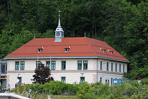 Lilienfeld, Dörflstraße 4, Stadtamt, 1888 nach Plänen von Dominik Avanzo anstelle des ehemaligen Armenhauses errichtet