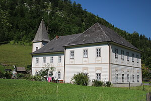 Naßwald, Evang. Pfarrkirche A. B. mit Pfarrhaus, 1826 von Georg Huebmer als Volksschule und Bethaus errichtet