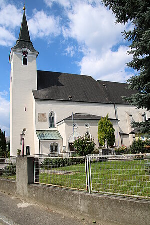 Petzenkirchen, Pfarrkirche hl. Stephan, erhöht in der Mitte des Ortes, spätgotisches zweischiffiges Hallenlanghaus mit Westturm und Chor von 1470
