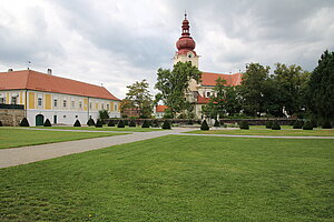 Ravelsbach, barocke Gartenanlage mit Pfarrhof und Kirche im Hintergrund
