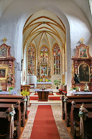 Friedersbach, Pfarrkirche hl. Lorenz, romanische Saalkirche, Erweiterung 14. Jh., Chor 1408