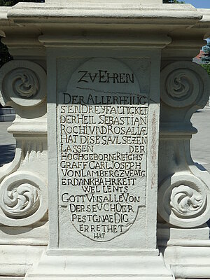 Kottingbrunn, Stiftungsinschrift auf der Dreifaltigkeitssäule, Carl Joseph Graf von Lamberg, 1716