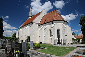 Fischamend Dorf,  Filialkirche hl. Quirinus, um 1020 im Besitz des Klosters Tegernsee, heutiger Bau aus dem 14. Jh.