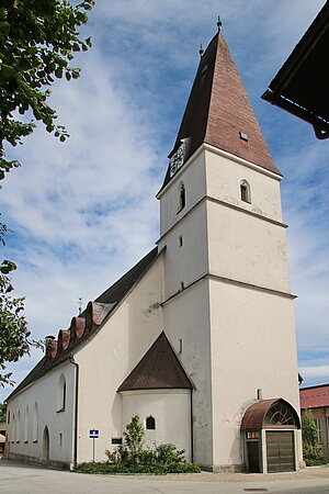 Gresten, Pfarrkirche hl. Nikolaus, spätgotische Staffelkirche mit vorgestelltem West-Turm (1489 vollendet)