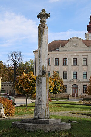 Wullersdorf, Pranger auf dem Hauptplatz, vermutlich gotisch mit barocker Bekrönung