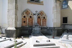 Aspang, Pfarrkirche hl. Florian, Grabdenkmäler der Familie von Pergen, um 1900