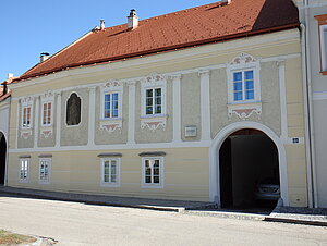 Hadersdorf am Kamp, Hauptplatz Nr. 22: im Baukern 17. Jh., Hausbild eines Edelmannes