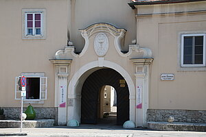 Mannersdorf, Hauptstraße 14, ehem. Rathaus, Baukern 16./17. Jh., Barockportal