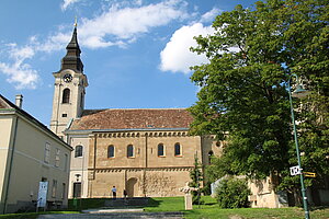 Schöngrabern, Pfarrkirche Unsere Liebe Frau, spätromanischer Bau