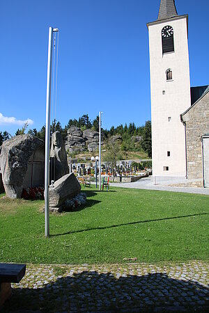 Blick zur Pfarrkirche, im Hintergrund der Wachtberg