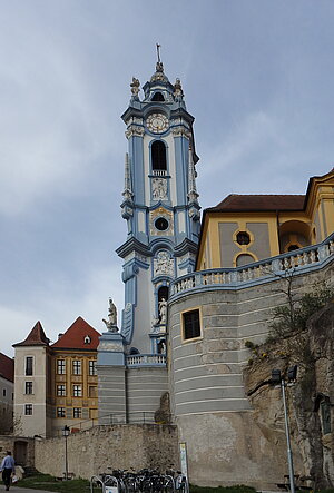 Dürnstein, Blick auf die Stiftskirche von der Donaupromenade aus