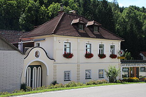 Edlitz, Markt 18, im Kern barocker Bau mit späthistoristischer Fassade