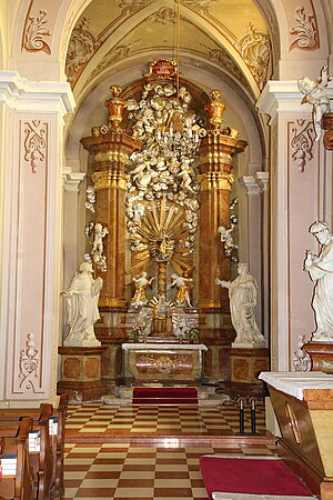 Kirchberg am Wagram, Pfarrkirche hl. Stephan, barocker Altar in der Süd-Kapelle mit Gnadenbild