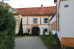 Plank am Kamp, Gutshof und ehem. Mühle mit späthistoristischer Fassade