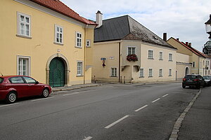 Bruck an der Leitha, Blick in die Burgenlandstraße