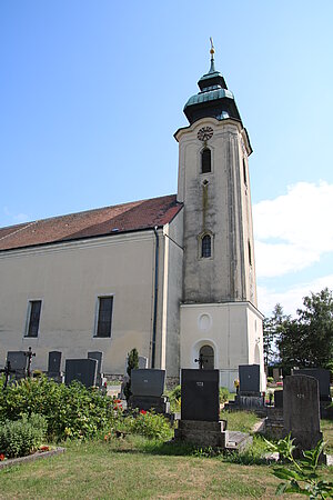Gnadendorf, Pfarrkirche hl. Johannes der Täufer, nachgotischer Chor, barockes Langhaus, West-Turm bezeichnet 1743