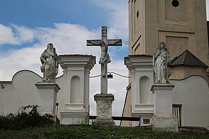 Palterndorf, Eingang in den Kirch- bzw. Friedhof, Kreuzigungsgruppe, 18. Jh.