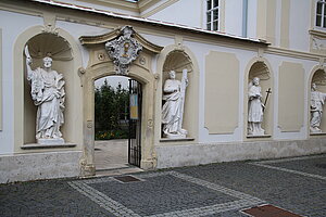 Schwechat, Pfarrkirche hl. Jakobus der Ältere, 1755-56 durch Johann Georg Ebruster errichtet, Skulpturen im Ehrenhof