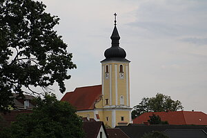 Waldkirchen, Pfarrkirchehl. Martin, im Kern romanische Saalkirche, barockisiert, Turm 1713-1715 erbaut
