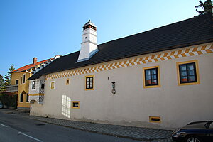 Weikersdorf am  Steinfelde, Hauptstraße 31, Steinfeldhof, ehem. Grangie (Wirtschaftshof) der Zisterzenser von Rein (Steiermark), spätgotischer, im Kern romanischer Bau