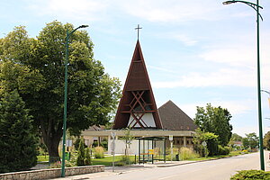 Aderklaa, Filialkirche zur Schmerzhaften Muttergottes, in der Angermitte, Kurt Eckel, 1963-65