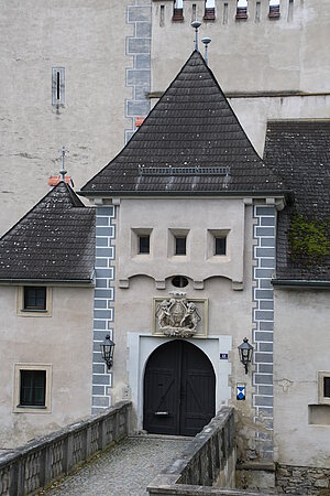 Allentsteig, Schloss, Renaissancetor mit Wappen Pereira-Arnstein von 1830