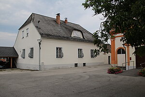 Brunnkirchen, Pfarrhof, ehem. Sommer- und Badehaus der Äbte des Stiftes Göttweig, 1717