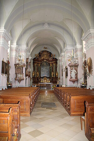 Ernstbrunn, Pfarrkirche hl. Martin, Blick Richtung Hochaltar, Einrichtung nach 1756