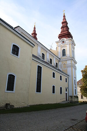 Wullersdorf, Pfarrkirche hl. Georg, Blick auf das basilikale Langhaus