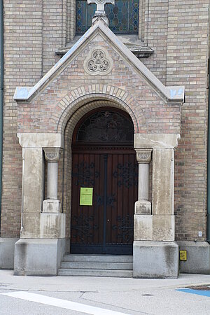 Amstetten, Rathausstraße, Portal der Klosterkirche der Schulschwestern